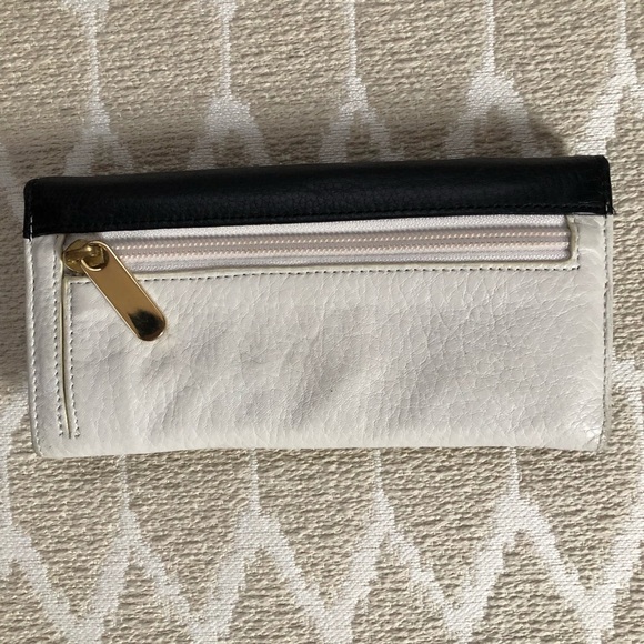 Banana Republic rectangle wallet - Picture 5 of 5
